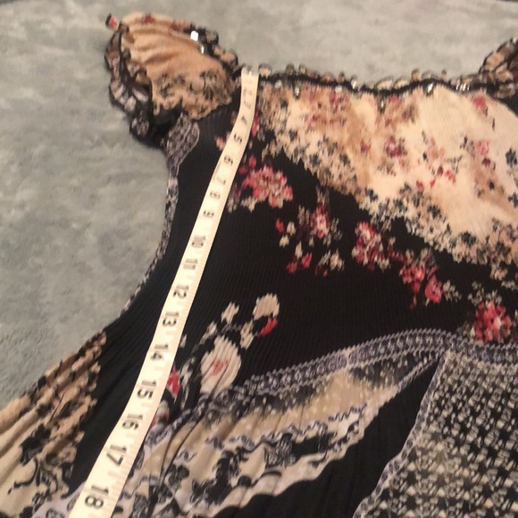 Vintage Cap sleeve black and tan floral blouse with details around neck area - Picture 5 of 11